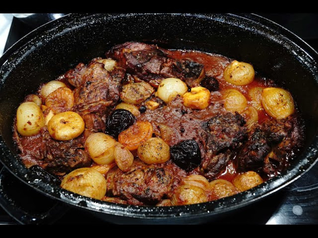 Κρασάτο αγριογούρουνο με κάστανα και πατάτες Πάικου