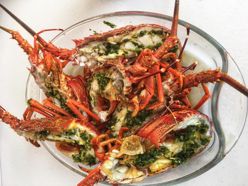 Αστακός με χόρτα του βουνού ή σπανάκι