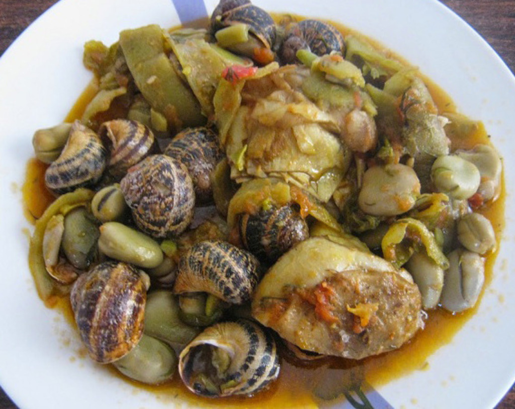 Χοχλιοί με κουκιά και πικράσταχα