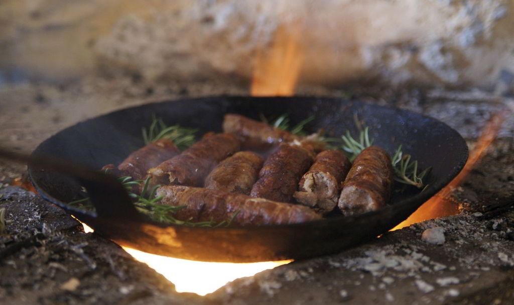Μην ξεχάσετε να γευτείτε τα τοπικά αλλαντικά και ειδικότερα το παραδοσιακό καπνιστό λουκάνικο ή το καπνιστό χοιρινό «απάκι».