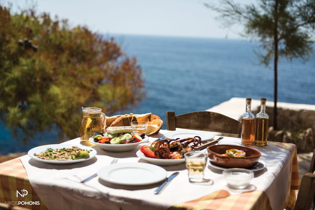 Φρέσκα ψάρια, εξαιρετικούς μεζέδες, αυθεντικές παραδοσιακές συνταγές με αγνά, φρέσκα υλικά και ντόπιο κρασί, μπορείτε να απολαύσετε σε πολλές ταβέρνες σε όλο το νησί, με θέα που σε γοητεύει. Ανακαλύψτε τις!!