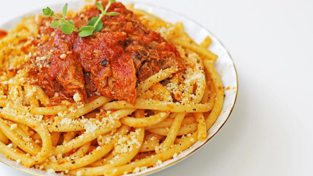 Κατσίκι κοκκινιστό με μακαρόνια Ηρακλειάς