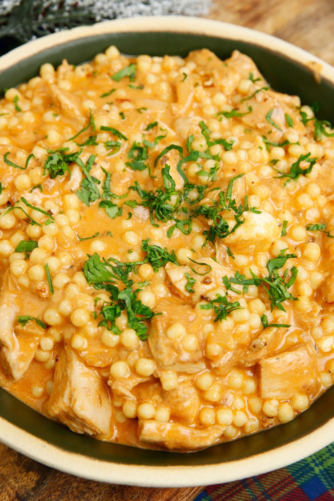 Κους-κους με κοτόπουλο, χουρμάδες, κουκουνάρι και δυόσμο